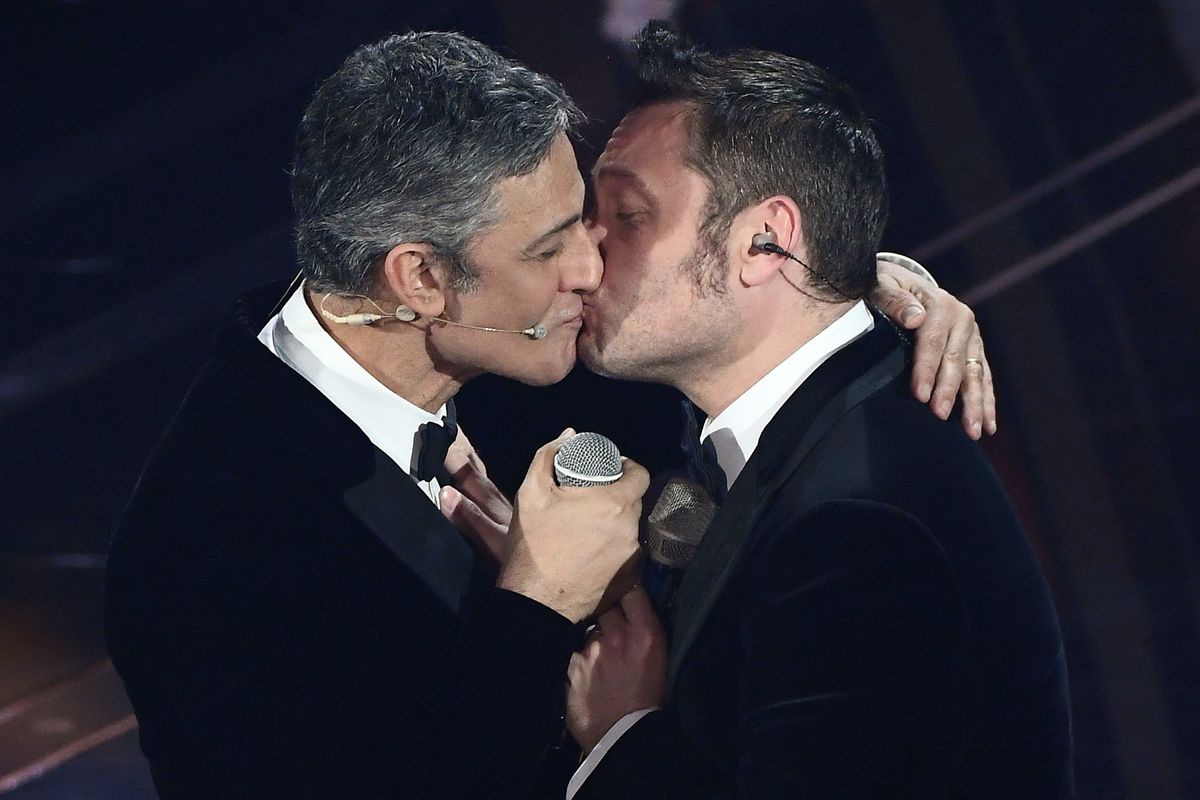 Sanremo celebra i baci solo se fluidi. Fuori moda quelli fra uomo e donna