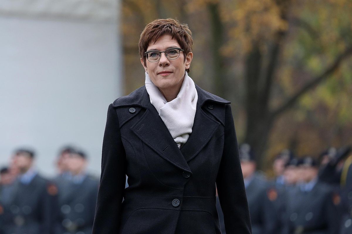 La mini Merkel lascia la guida della Cdu. Ora inizia la guerra per la successione