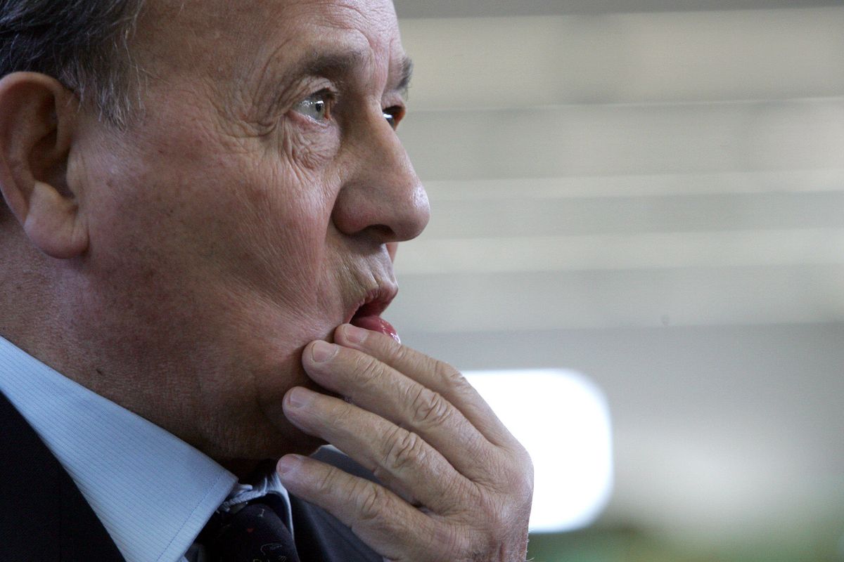 Carboni e Mureddu tornano sul luogo del delitto e cercano di piazzare grafene