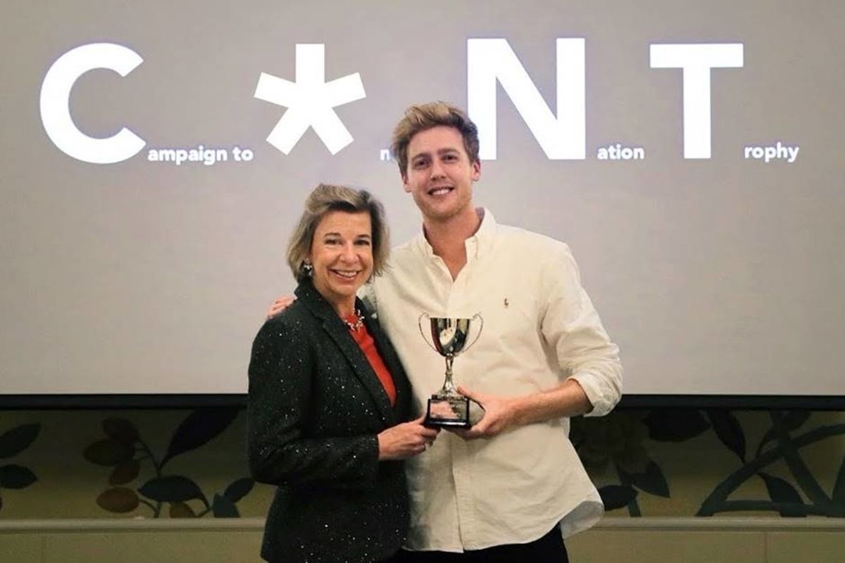 Queen of right-wing hate speech tricked into flying to Prague to accept a humiliating award