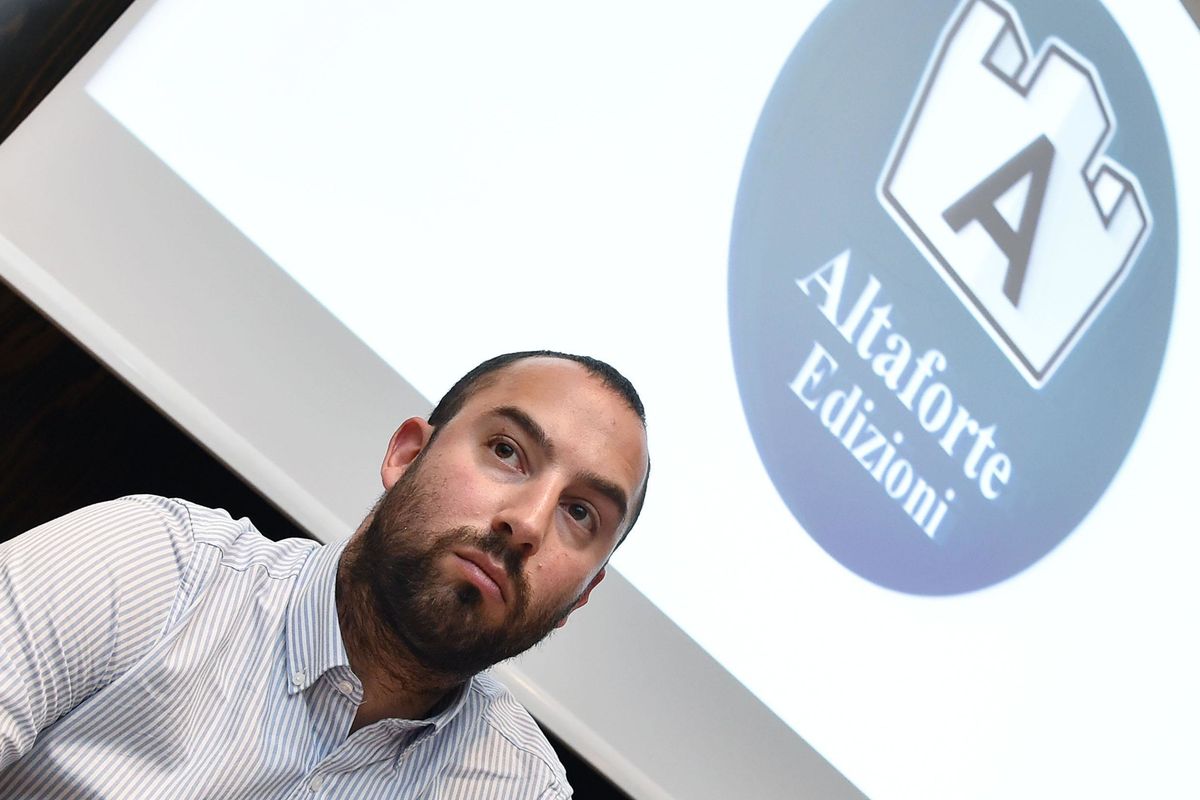 Il Salone del libro ipocrita censura due volte. Manda l’invito ad Altaforte poi lo ritira: «Un errore»