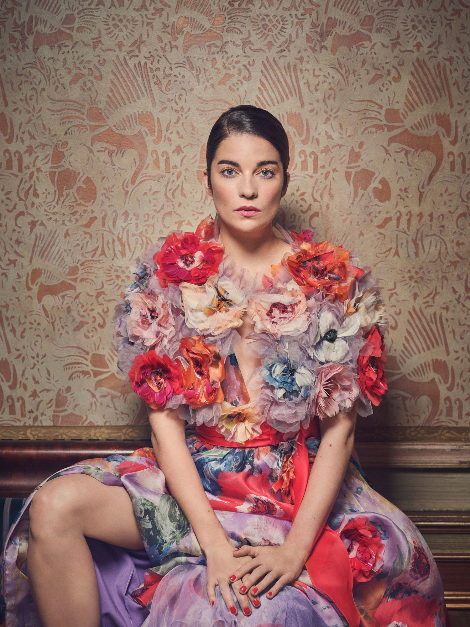 Actress Annie Murphy is beautiful flower-embellished gown.