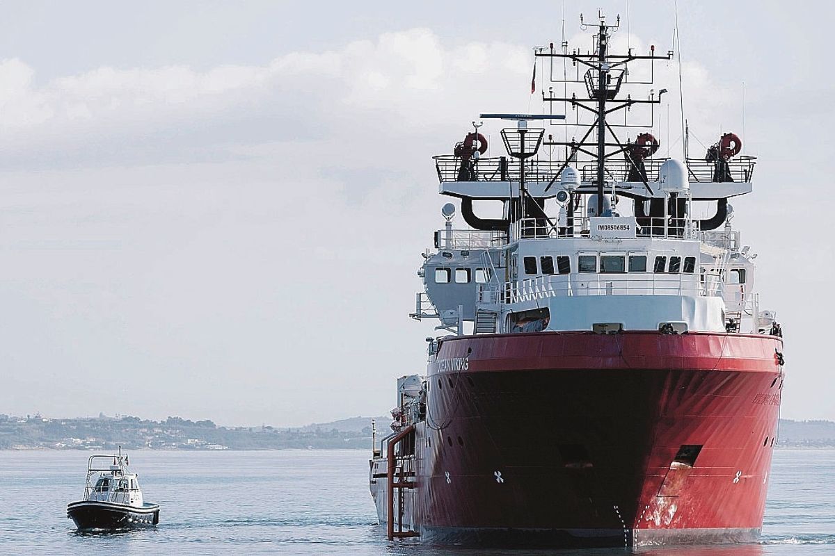 I dem pur di non perdere le regionali lasciano i migranti in mezzo al mare