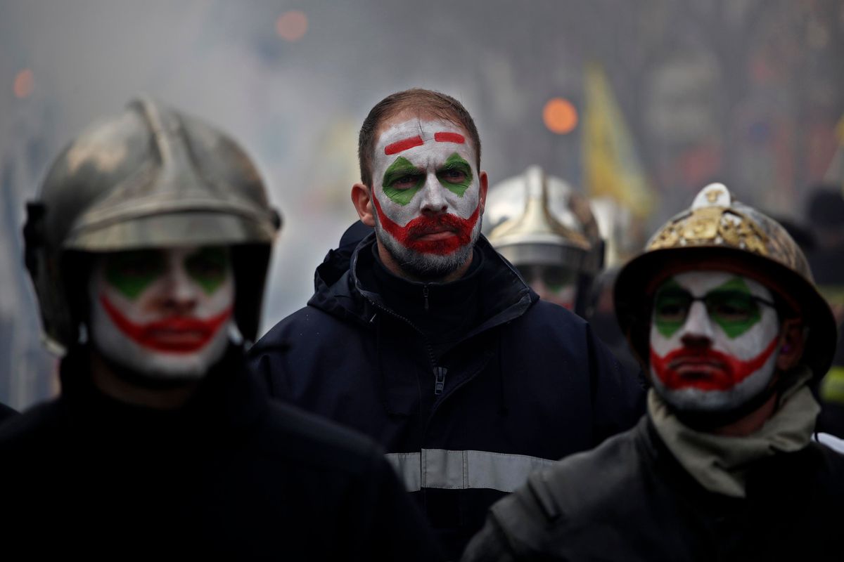 La polizia di Macron «spara» acqua contro i vigili del fuoco francesi