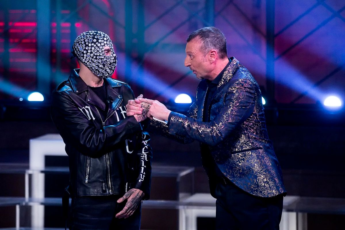 Tutti barbari e idioti per volontà delle tv. Spegniamo e usciamo da un’intossicazione