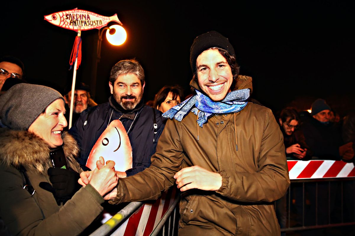 L’idillio fra Pd e sardine è una recita. In Calabria sono in guerra per il flop