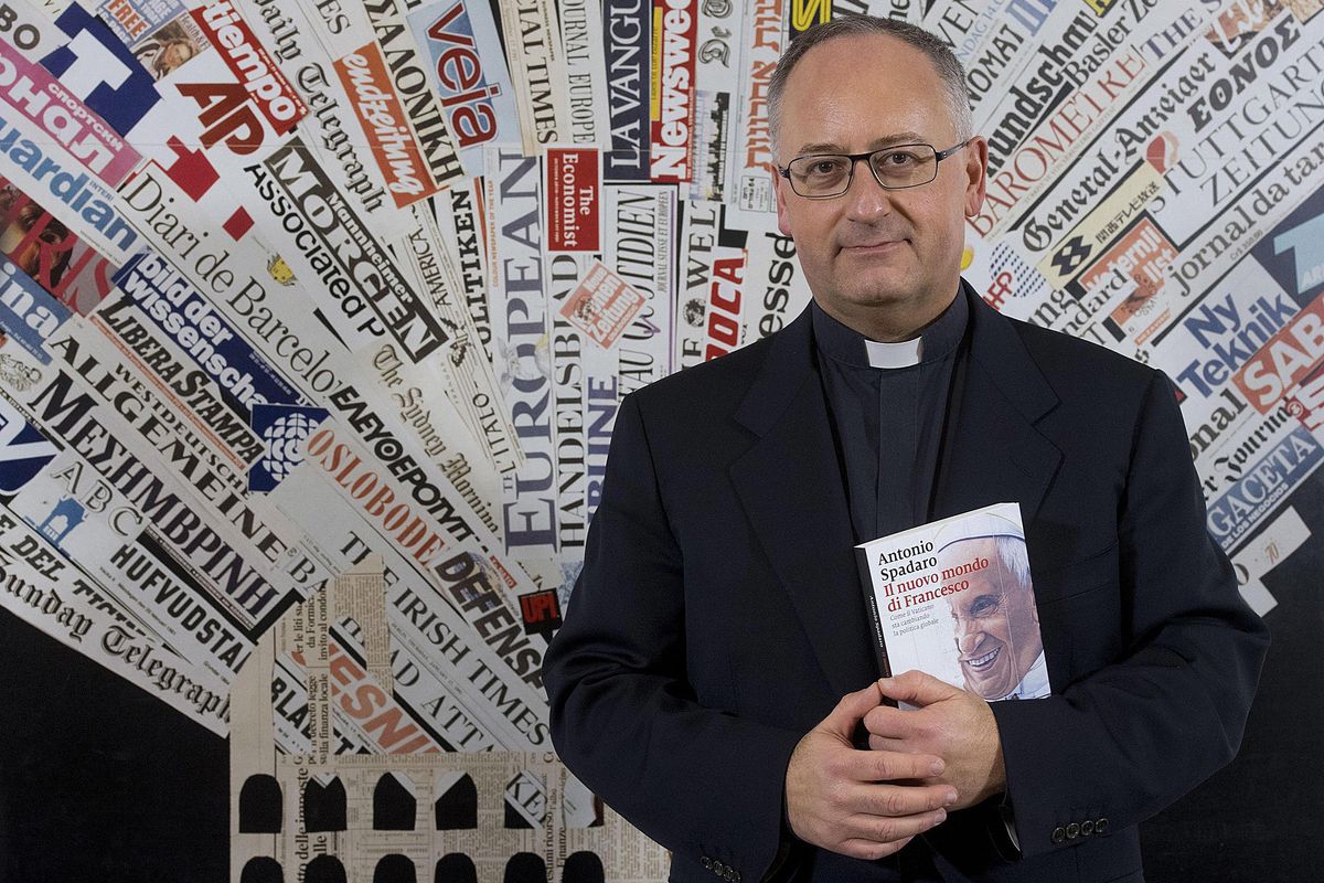 Ecco la cura di Antonio Spadaro per il virus: «Tutti in piazza stretti stretti come fratelli»