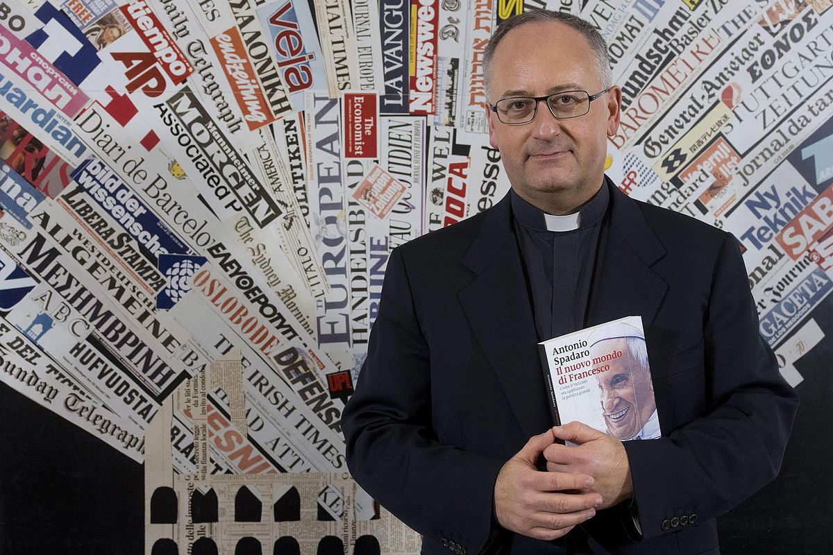 Ecco la cura di Antonio Spadaro per il  virus: «Tutti in piazza stretti stretti come fratelli»