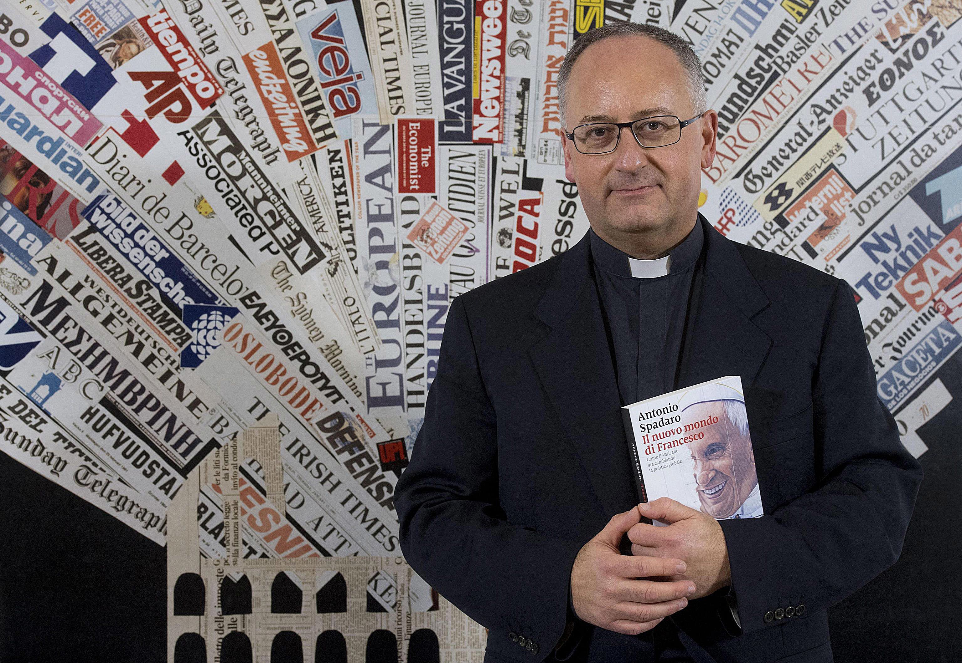 Ecco la cura di Antonio Spadaro per il  virus: «Tutti in piazza stretti stretti come fratelli»