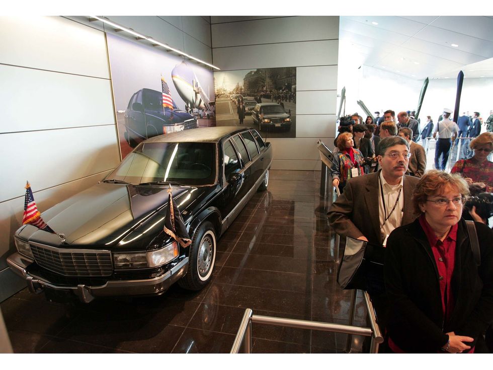 William J. Clinton Presidential Library limousine 2004