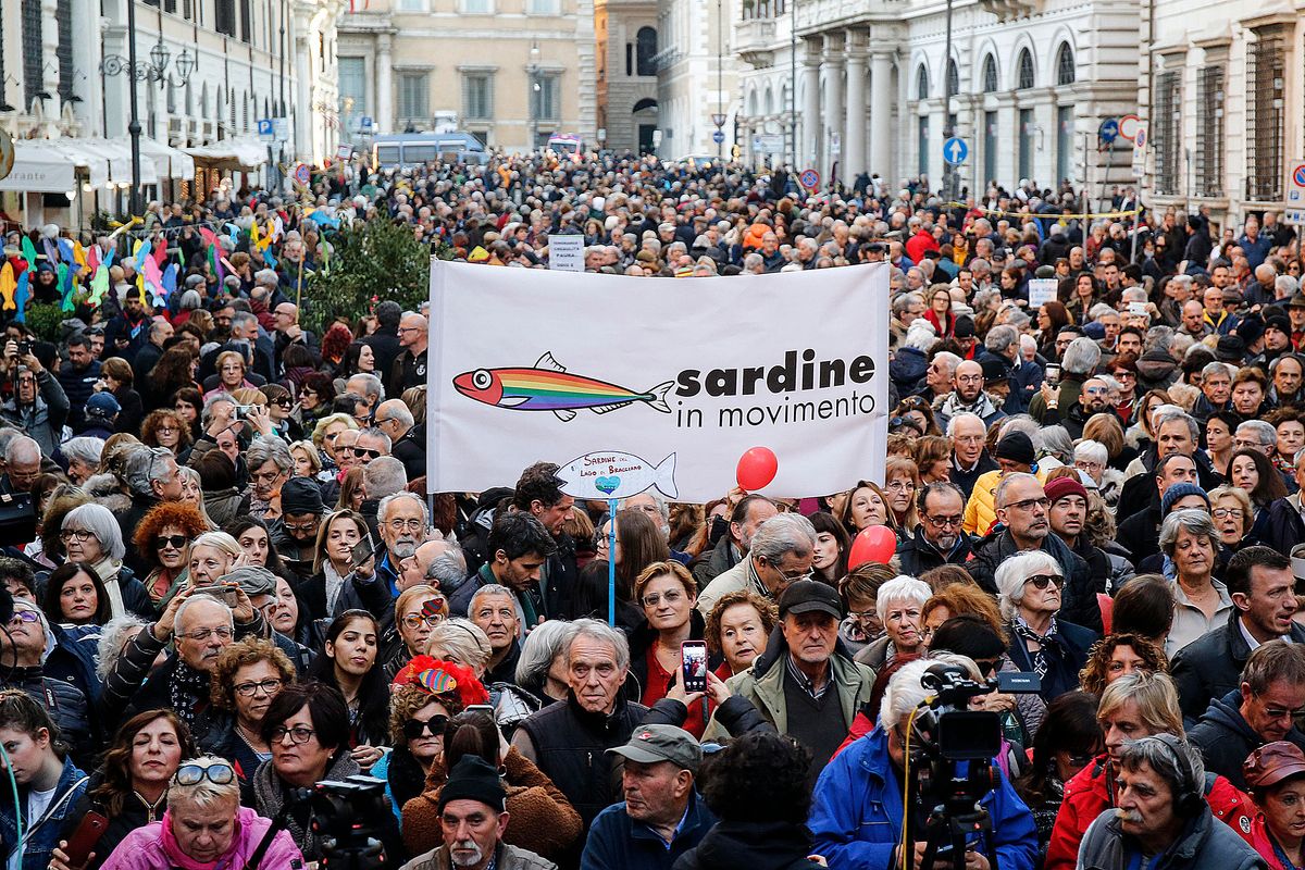 La fabbrica delle sardine di stoffa non paga l’affitto alla parrocchia