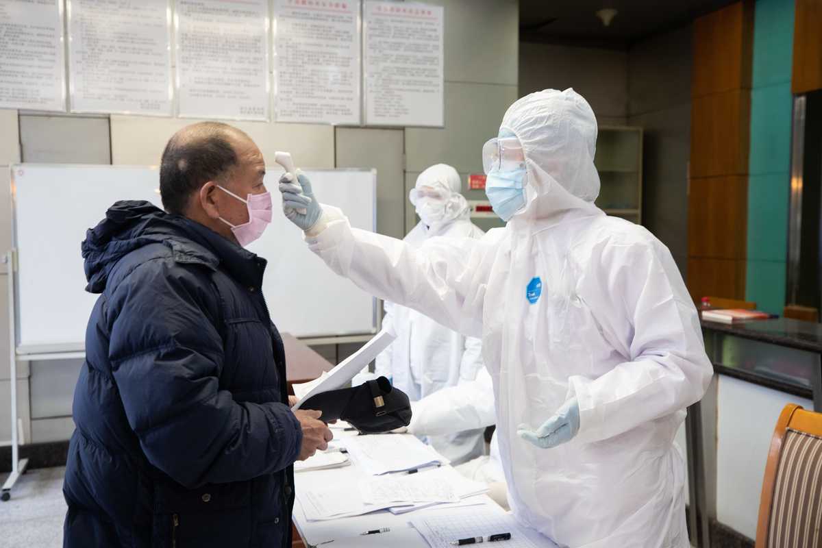 La Cina marchia gli infetti dal virus per monitorare i loro spostamenti