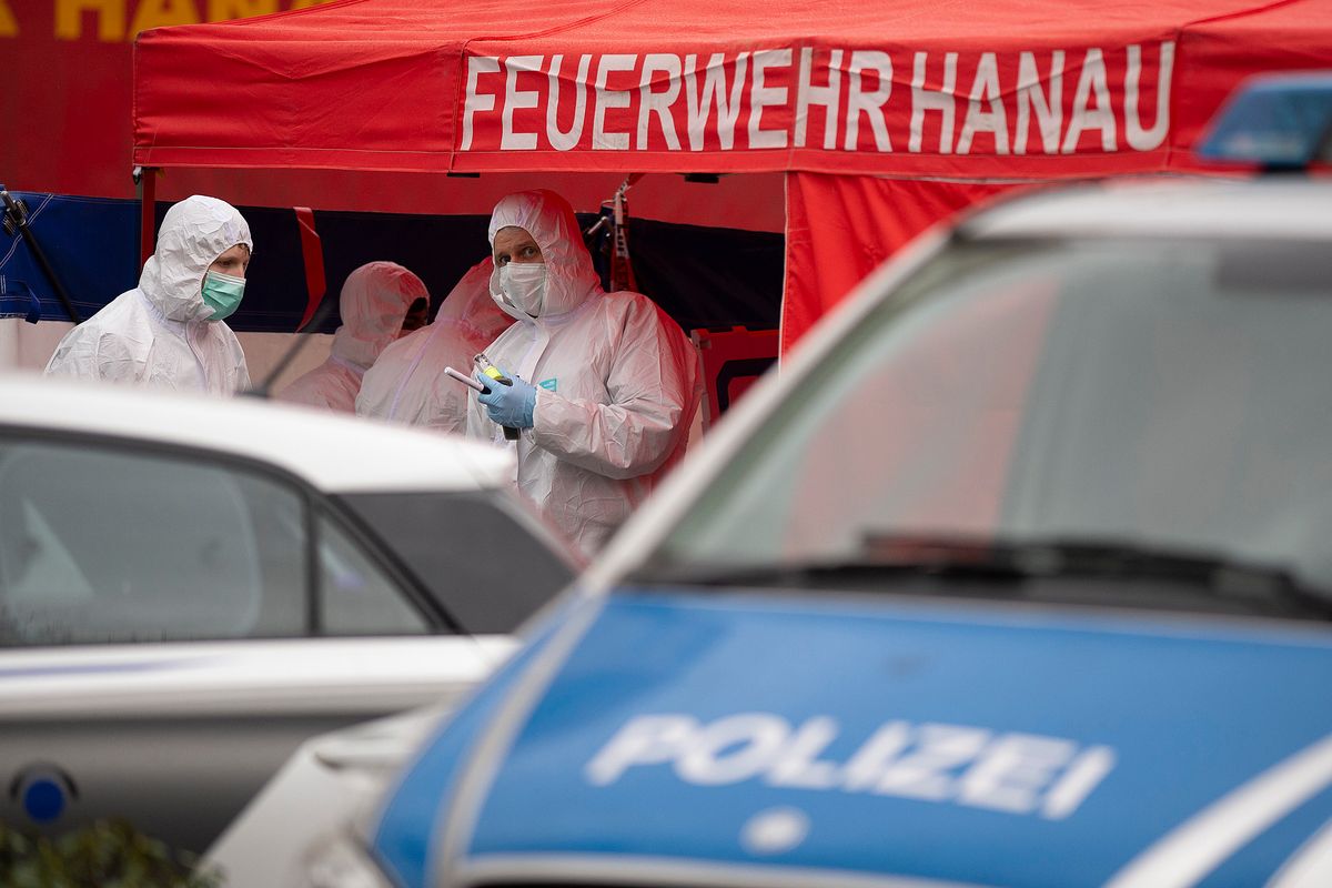 «Stranieri da sterminare». E ne ammazza 9