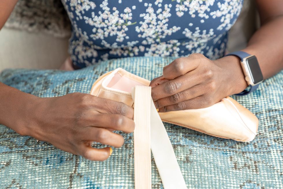 Gros plan, mains, couture, pointe, chaussure