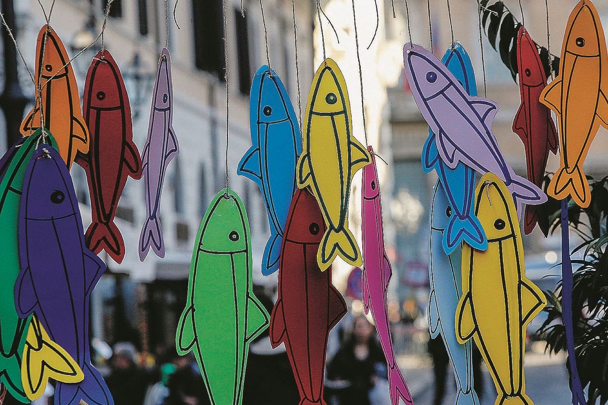 La fabbrica di sardine sta in parrocchia senza pagare l’affitto. E il prete ringrazia