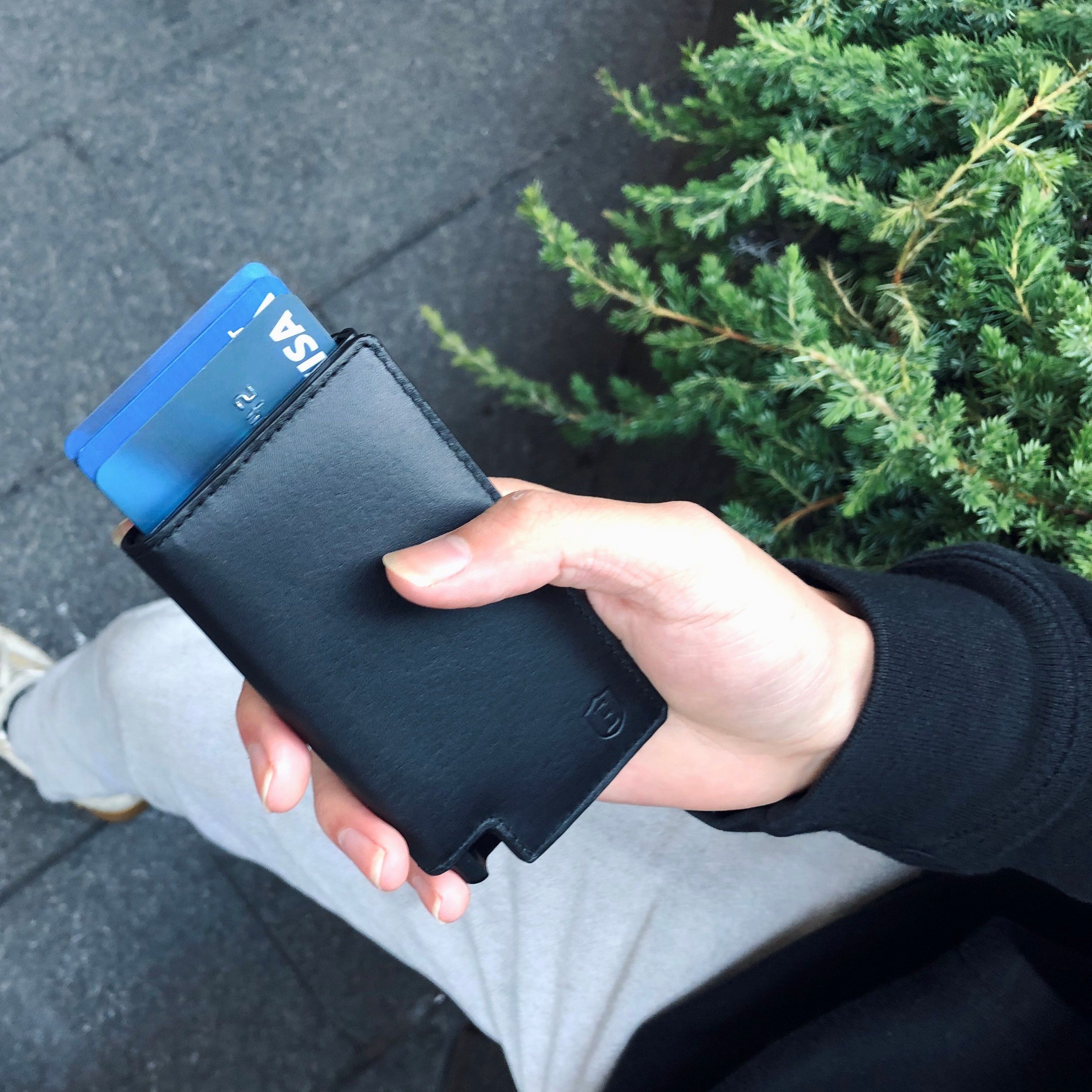 The Smart Trackable Wallet From Ekster Is Beyond Worth It. Topdust