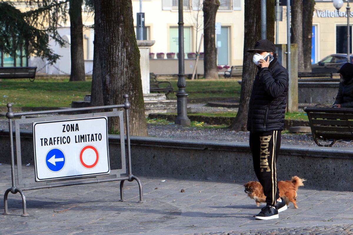 Dentro la quarantena sale la rabbia: «Siamo in gabbia senza sapere nulla»