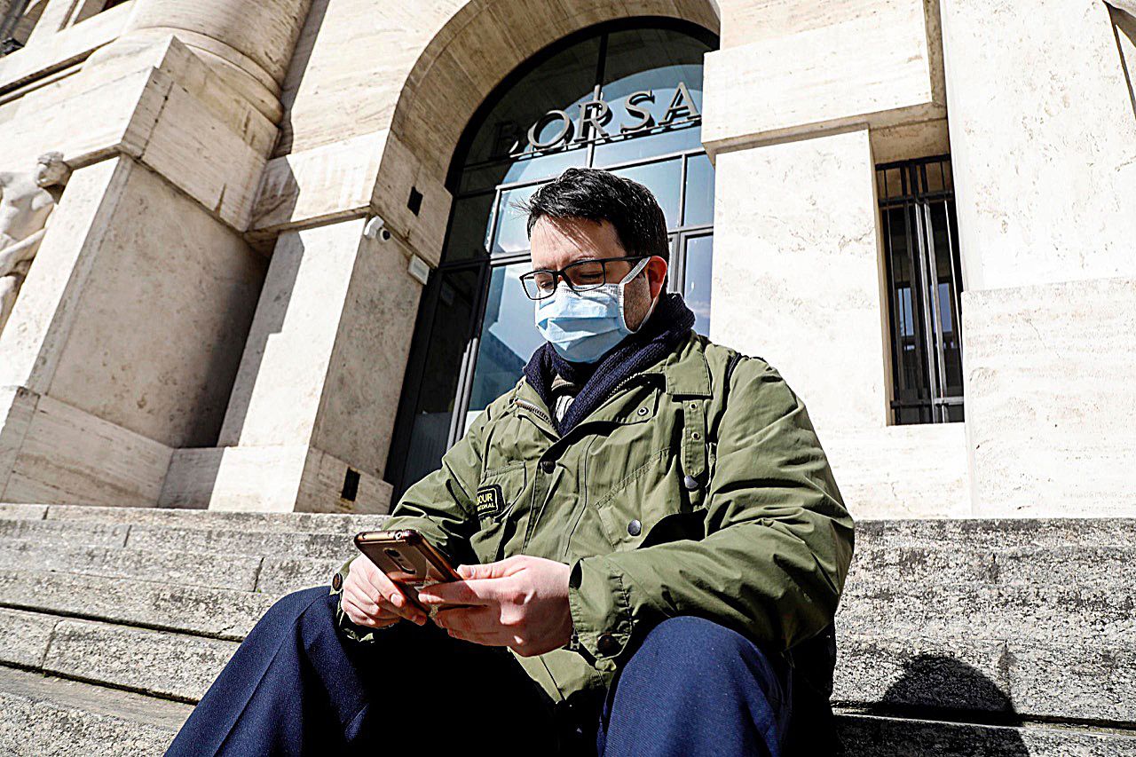 La Borsa precipita e lo spread morde. Riunione straordinaria della Consob