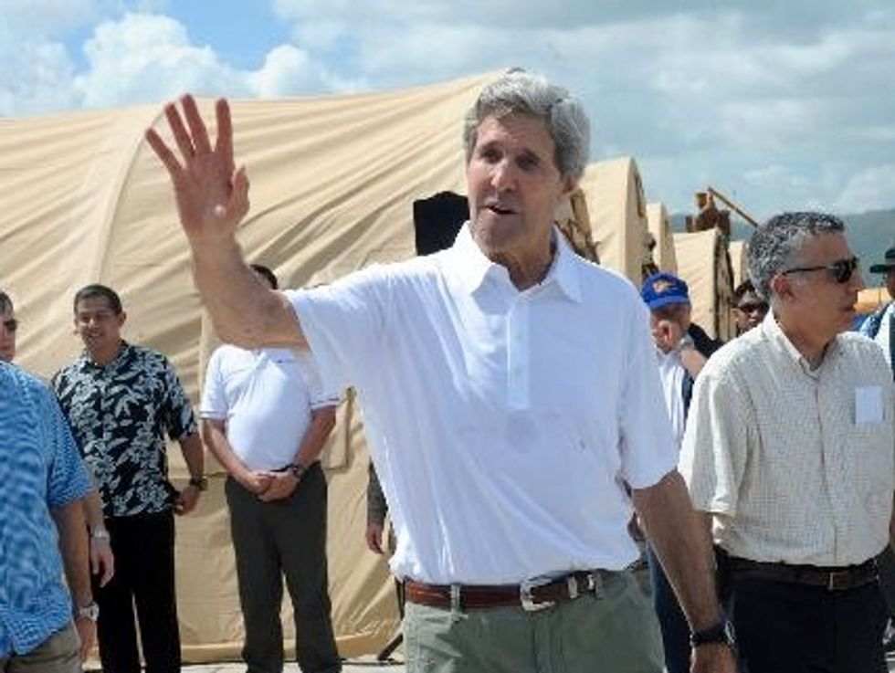 Stunned Kerry Says U.S. Won’t Abandon Typhoon-Hit Philippines
