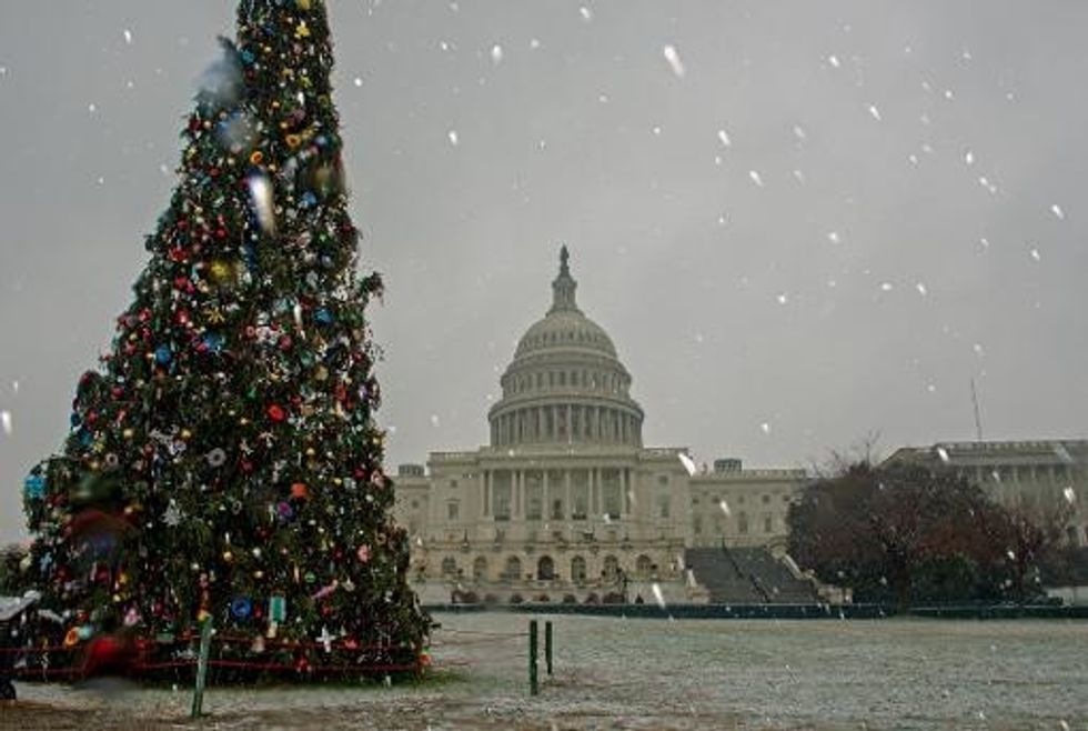 Snowstorm Threatens Washington, Prompting U.S. Government Shutdown