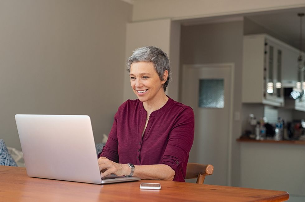 Woman changes her privacy settings on LinkedIn