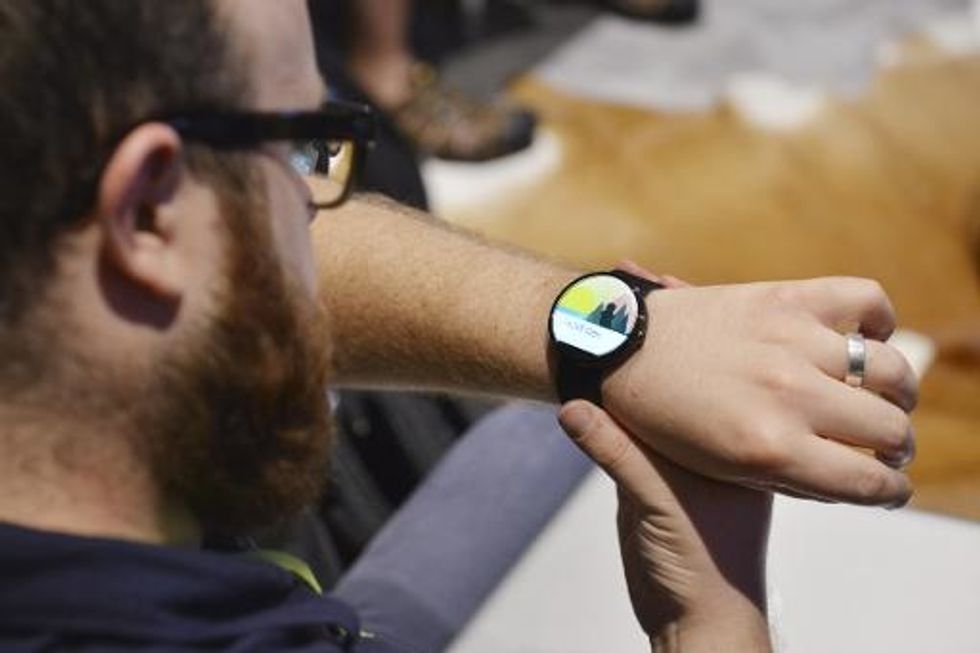 Motorola Puts Smartwatch On Sale, Upgrades Phones