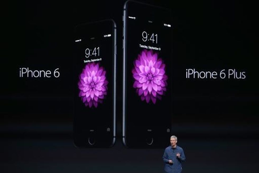 Apple Unveils Two Big-Screen iPhones