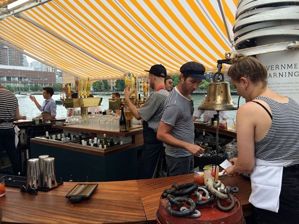 Grand Banks Oyster Bar Draws Diners To The Hudson River