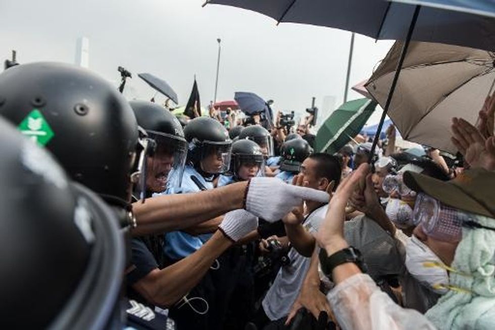Hong Kong Officials, Democracy Protesters Hold First Talks