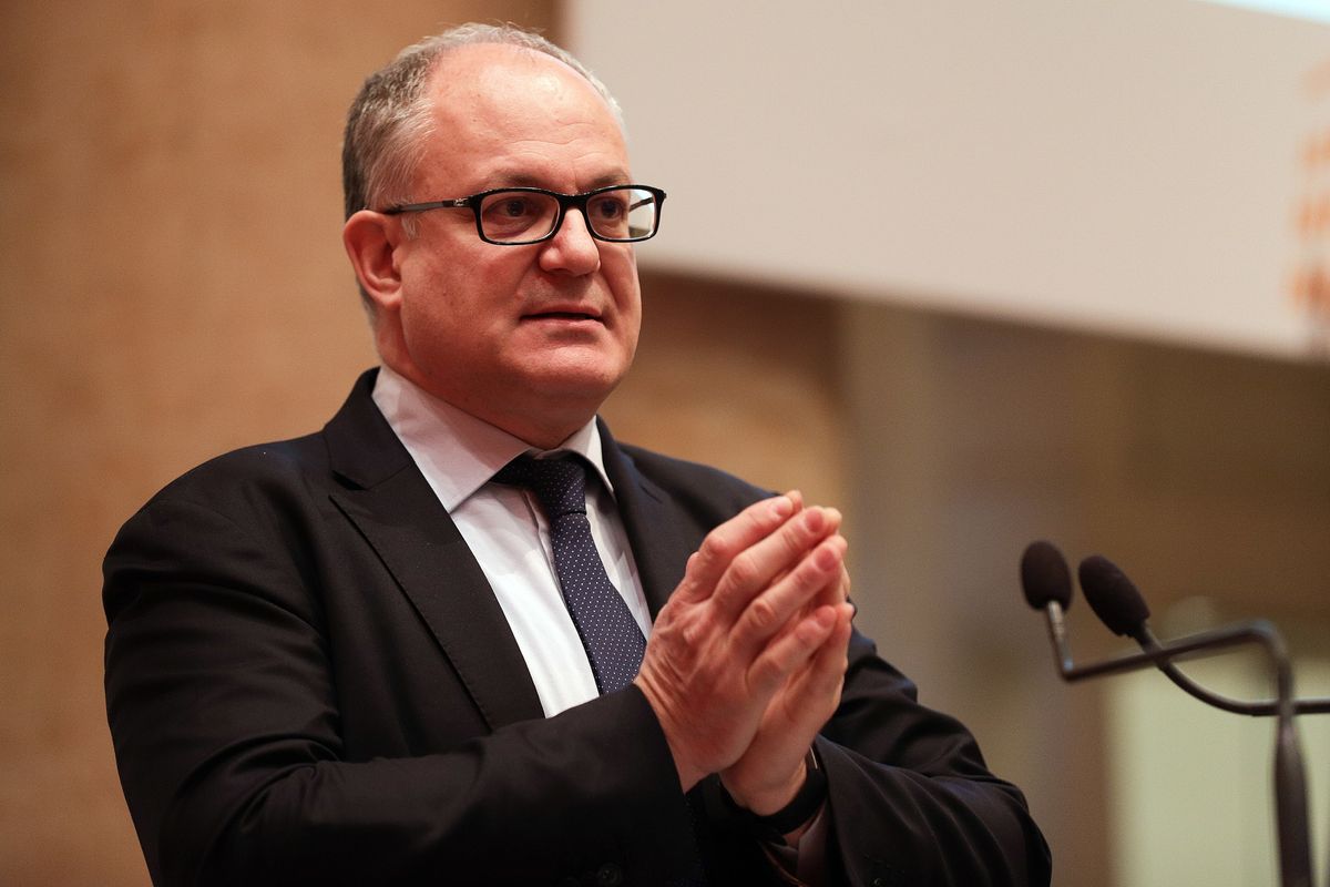 Gualtieri giura: «Ripresa in arrivo». Ue e Confcommercio lo smentiscono