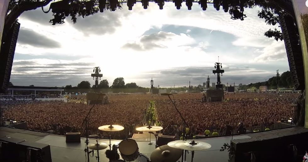 A stadium of people launched into an incredible‚ spontaneous 'Bohemian Rhapsody' sing-along