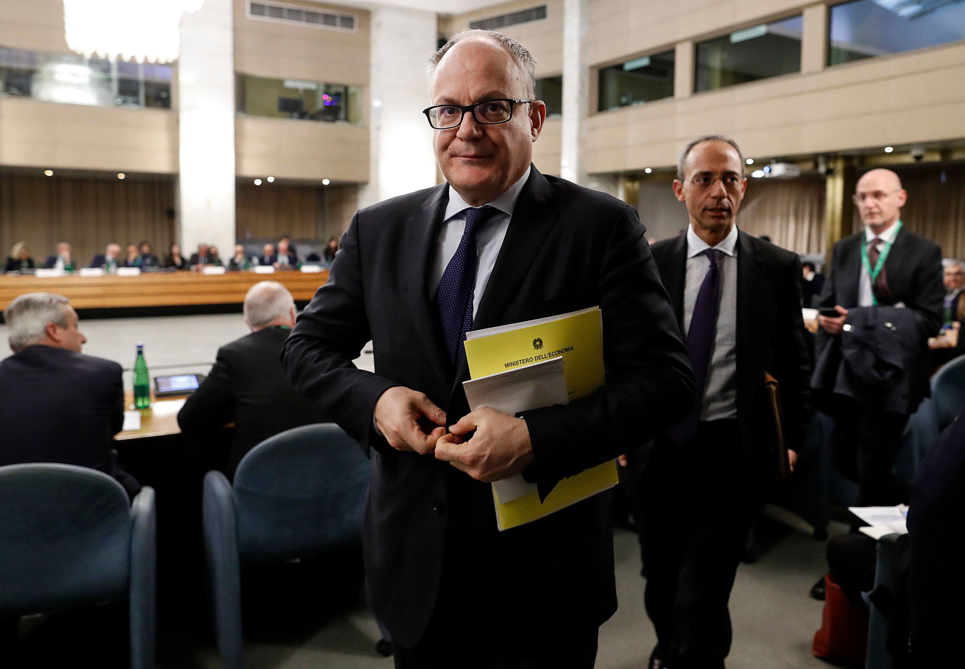 Dem ridotti a stappare champagne per mezza vittoria nella Roma chic