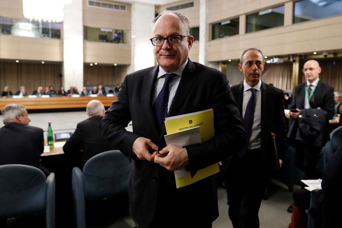 Dem ridotti a stappare champagne per mezza vittoria nella Roma chic