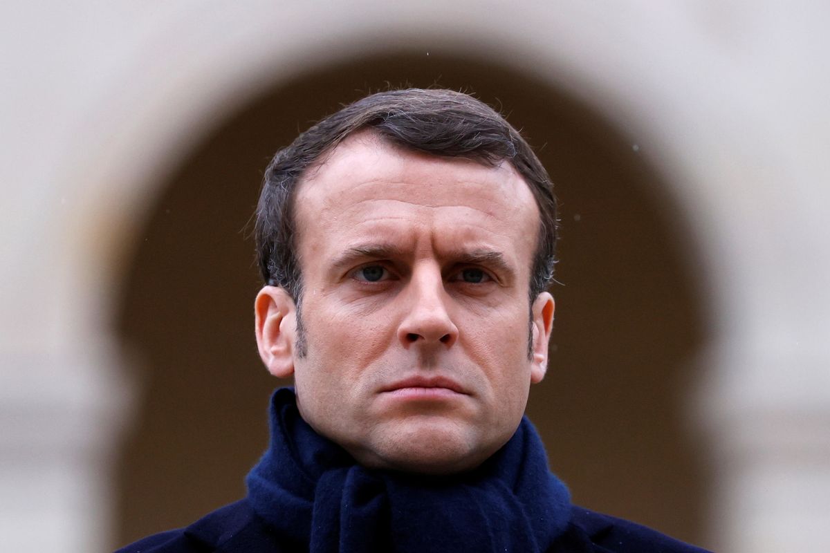 Macron regalò mascherine ai cinesi. Ma ora mancano anche per i francesi