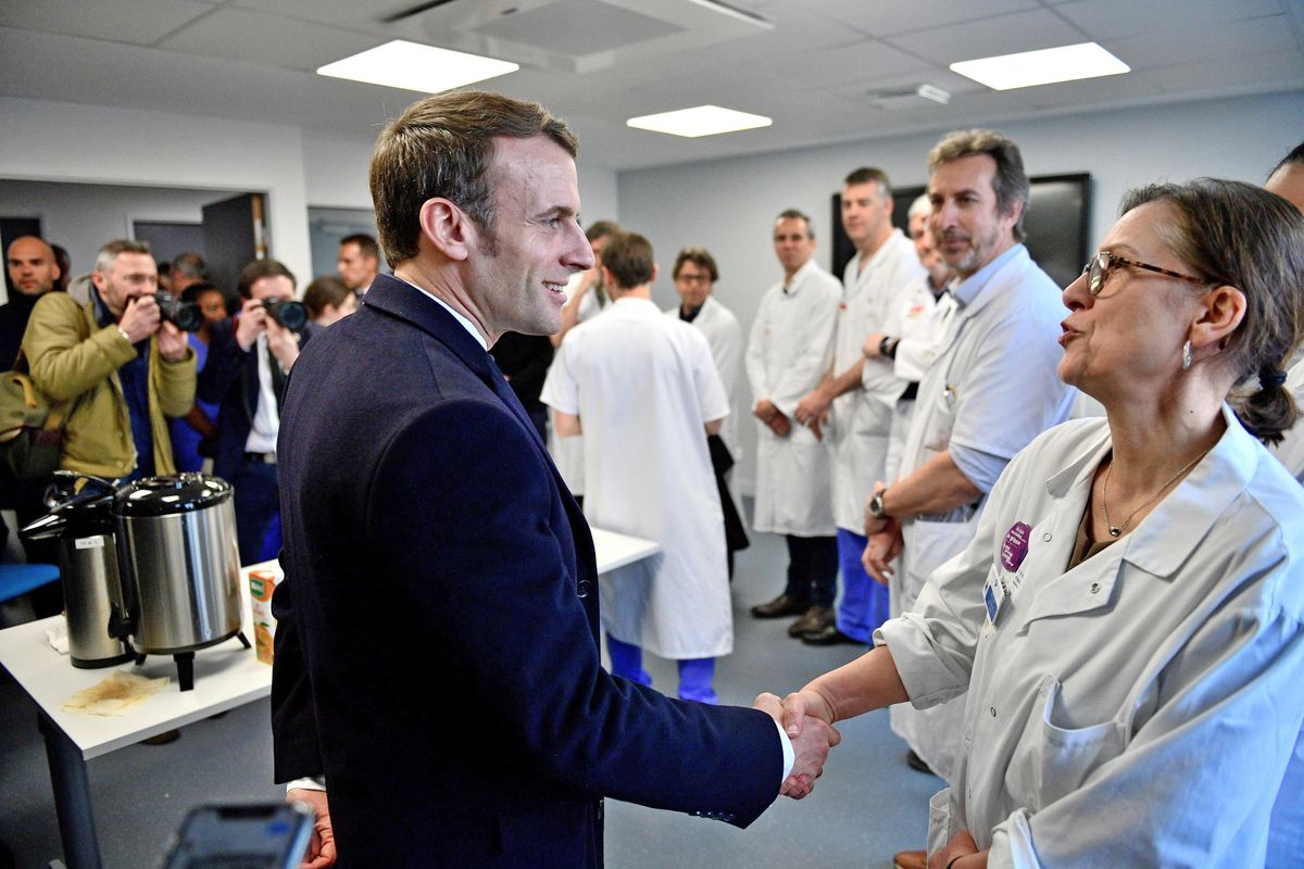 Macron fa lo spavaldo ma ha gli infetti in Aula