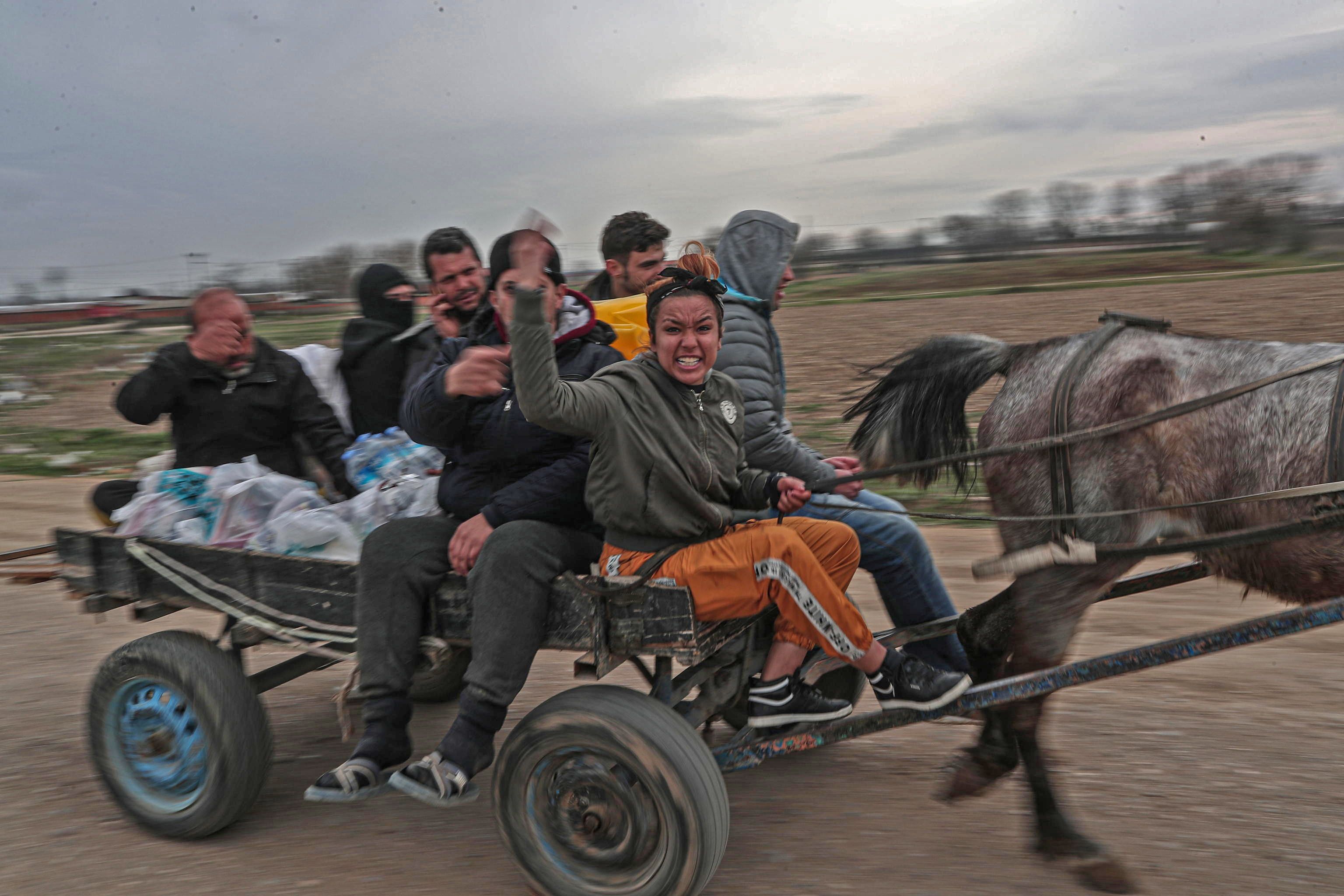 Erdogan attacca i greci con i droni e apre ai migranti la frontiera Ue