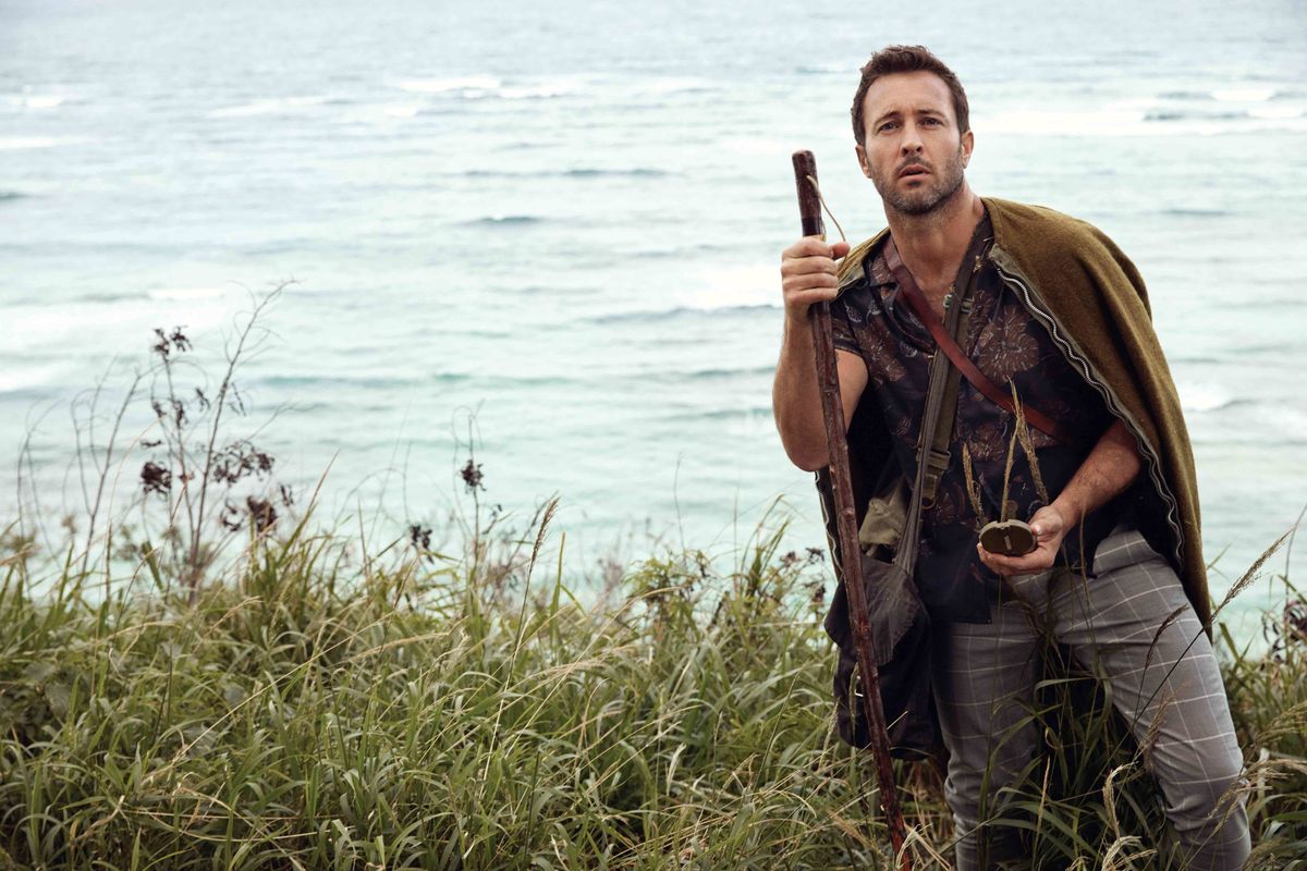 Alex OLoughlin of Hawaii Five-0 hiking through Oahu