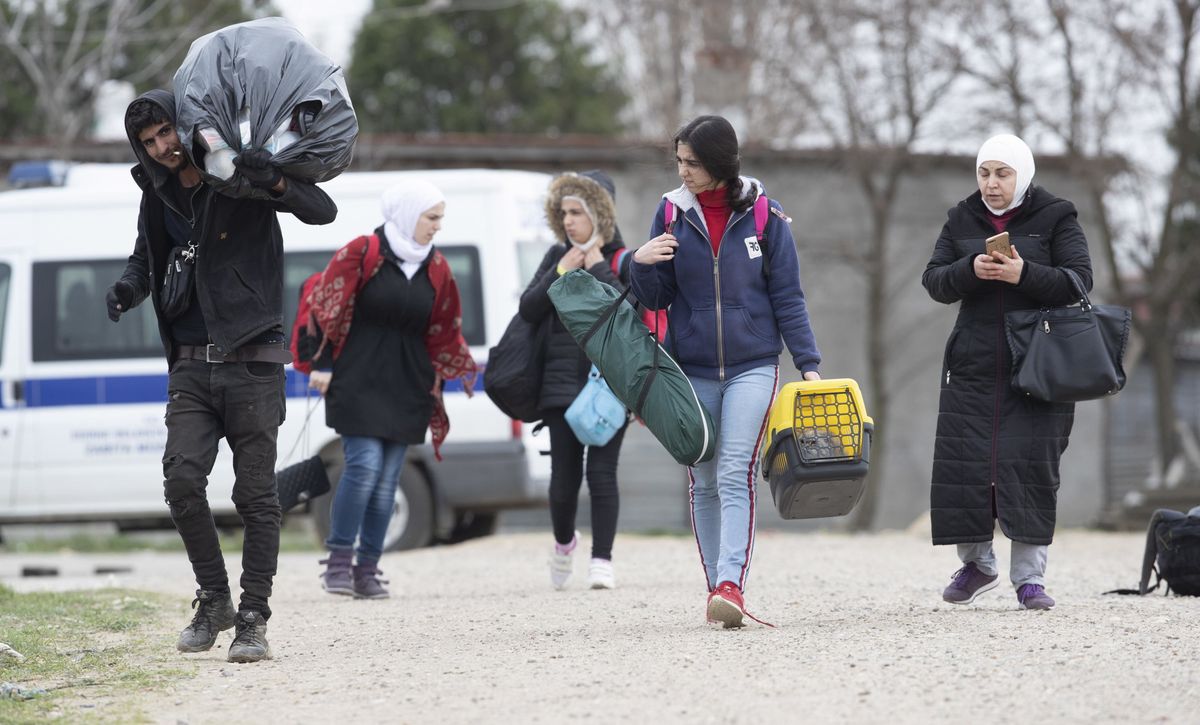Mentre Erdogan ricatta l'Ue, Berlino vuole che ci prendiamo i migranti bloccati nelle isole greche