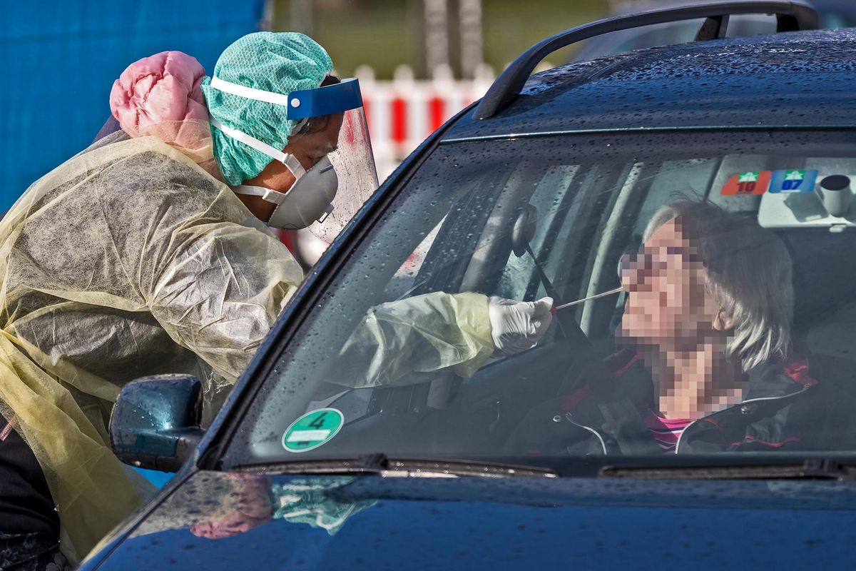 Primi morti in Germania e guai per Macron