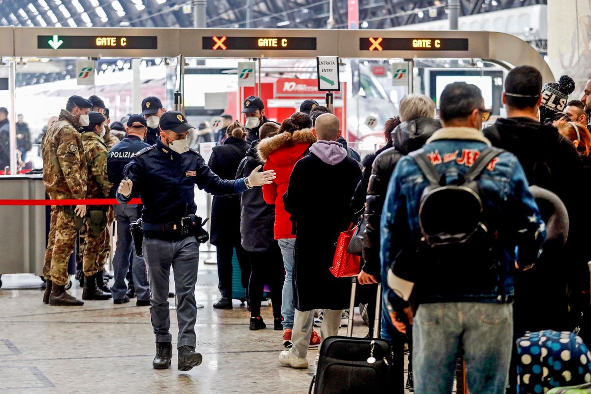 Il blocco totale non c’è. Cosa occorre per muoversi in aereo, automobile, treno