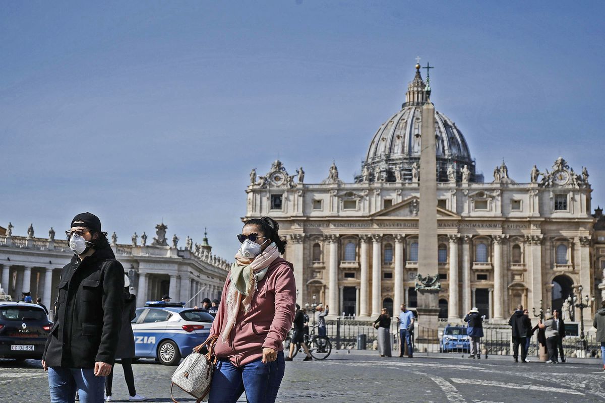 Chiude anche San Pietro, ma il Papa invita i preti a visitare gli ammalati