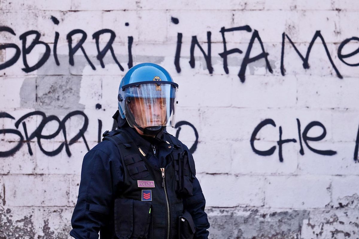 Ancora pacchi bomba. Ma l’odio rosso non suscita scandalo