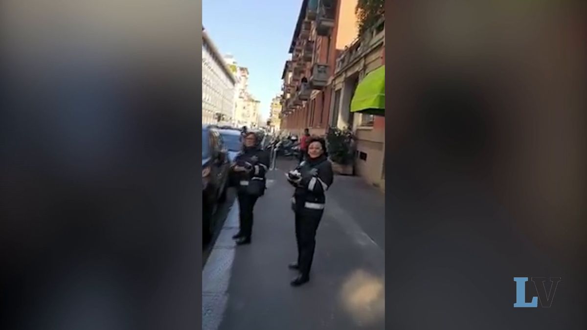 A Milano i controllori Atm fanno le multe senza mascherina
