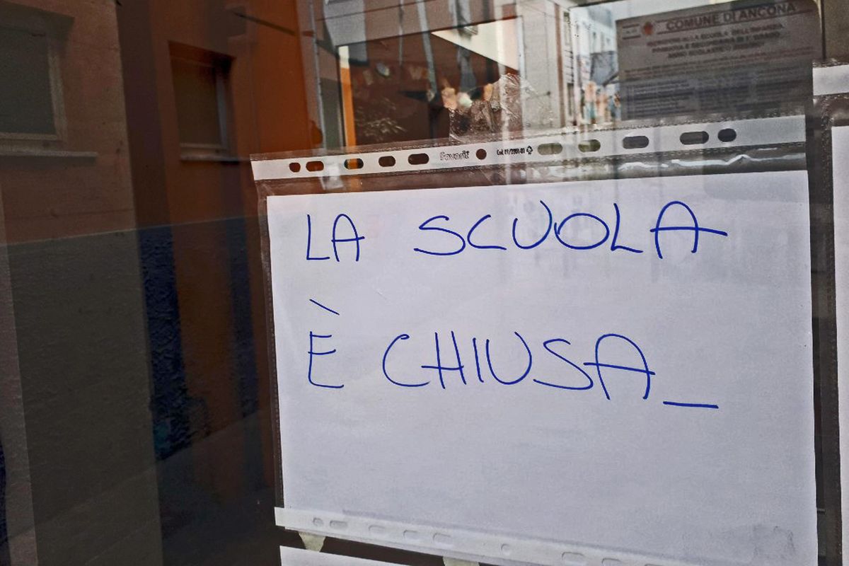 Scuole chiuse, il governo si sveglia. Voucher baby sitter da 600 euro