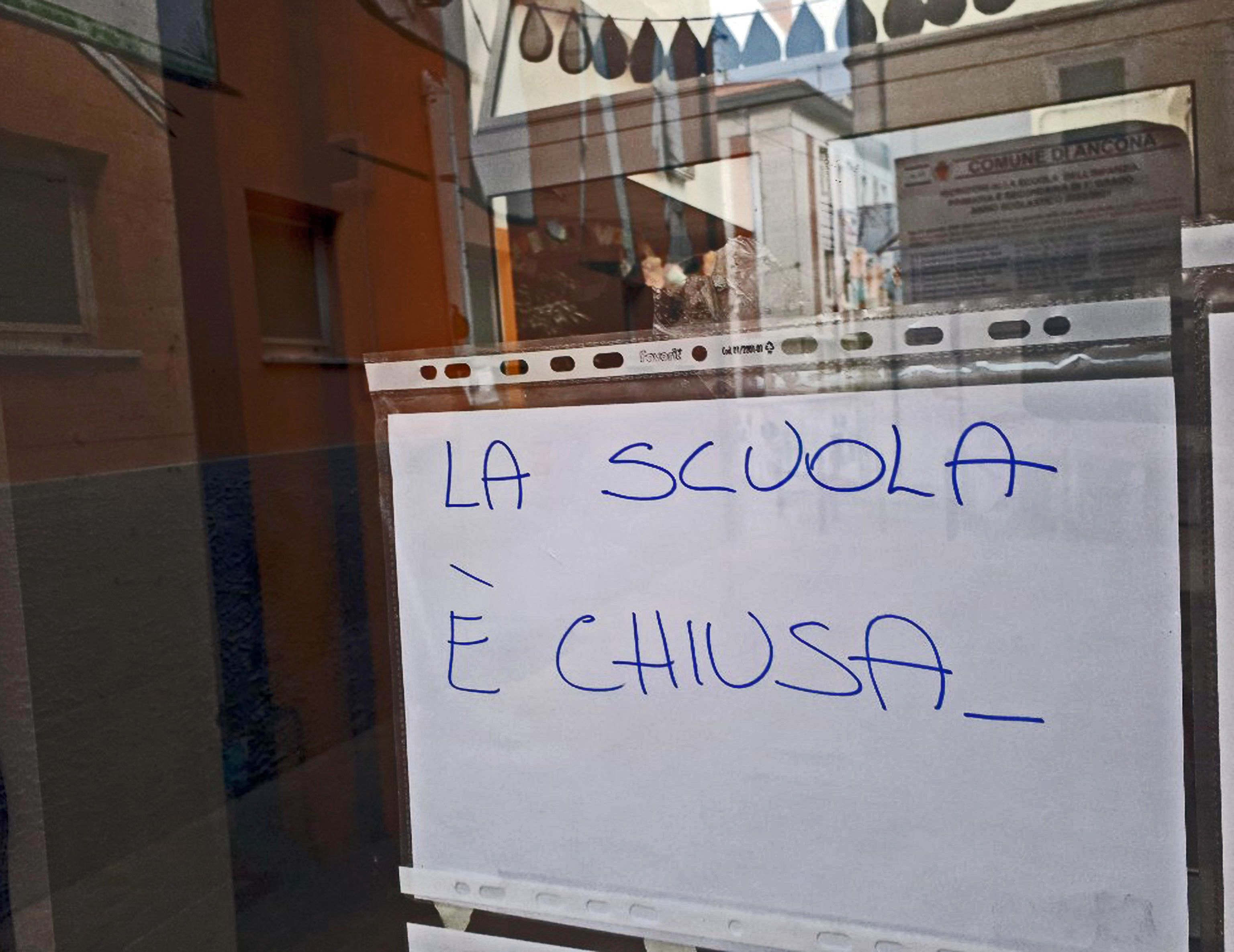 Scuole chiuse, il governo si sveglia. Voucher baby sitter da 600 euro