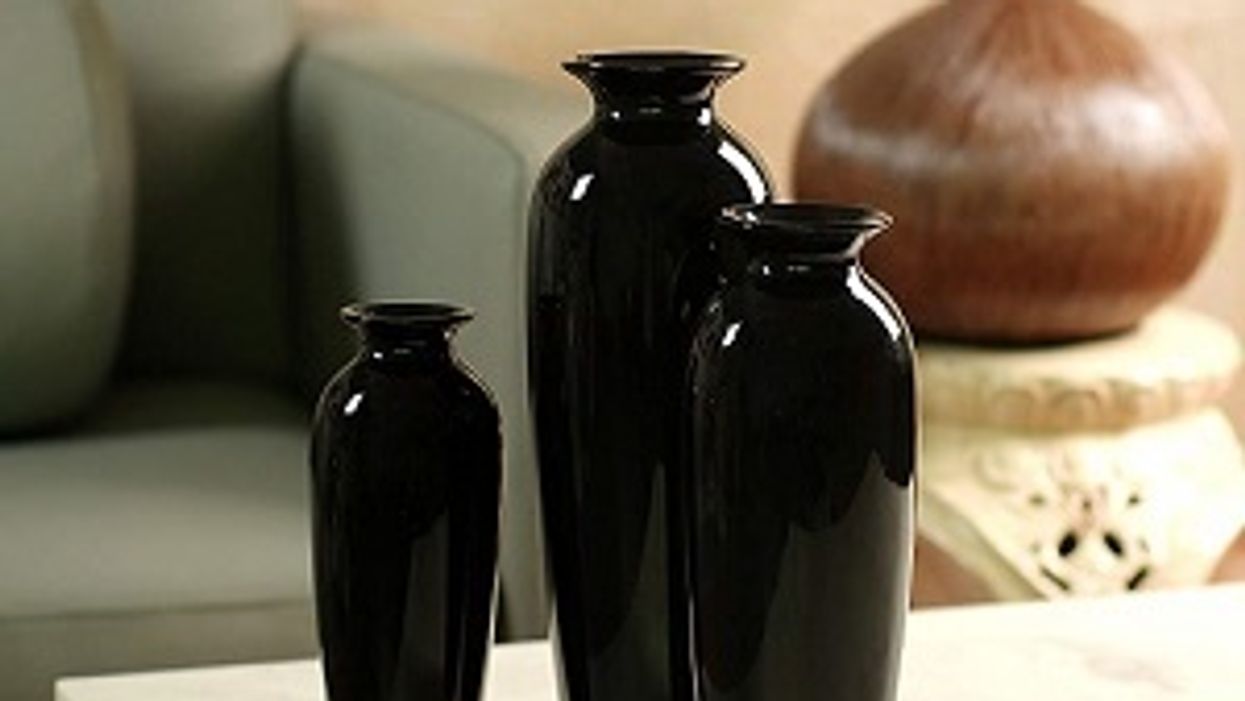 set of 3 black vases represents the water element