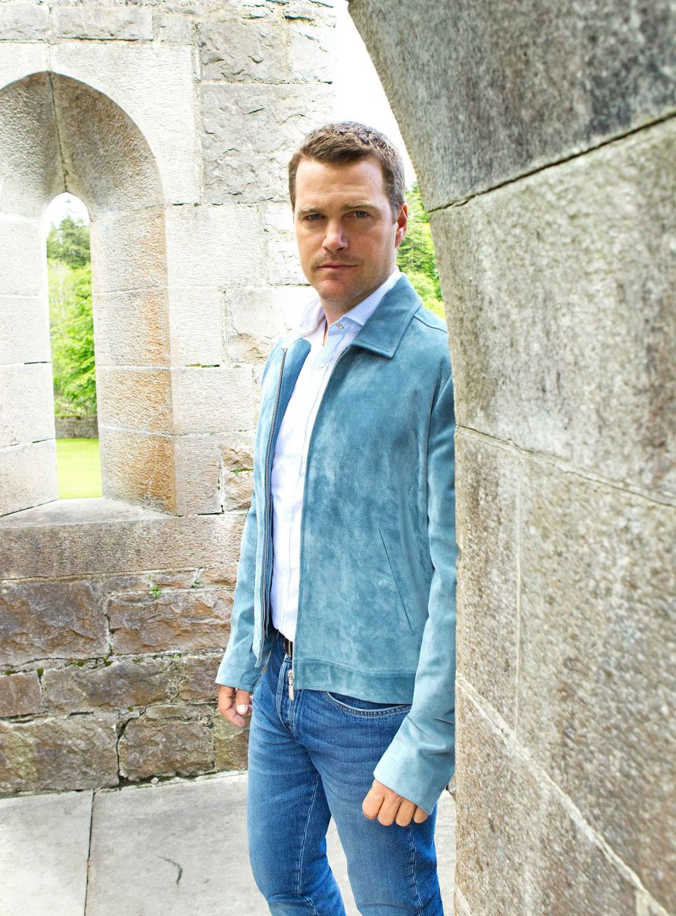 Chris O'Donnell in a blue suede jacket and blue jeans.