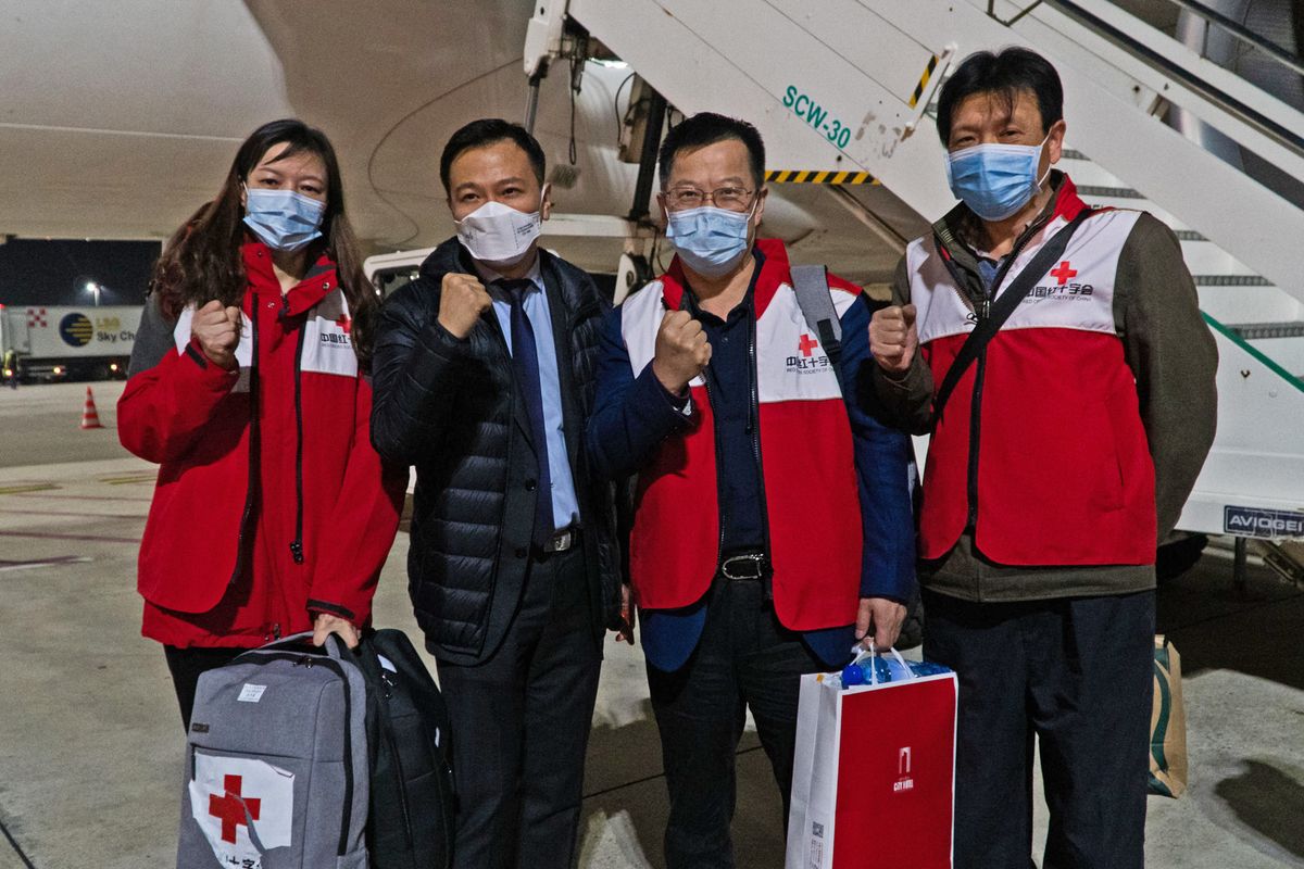 Prima hanno nascosto il virus, ora sono eroi