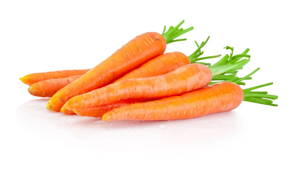 Montón de zanahorias aislado sobre un fondo blanco.