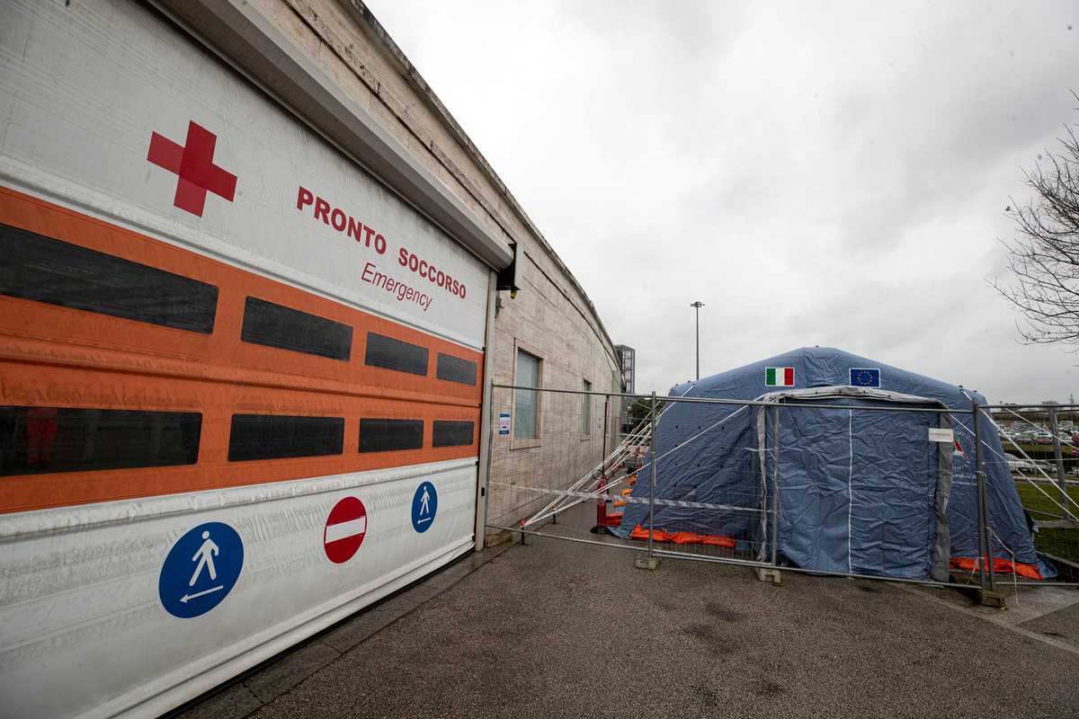 Ogni ospedale inventa nuovi posti letto. E si tenta col plasma